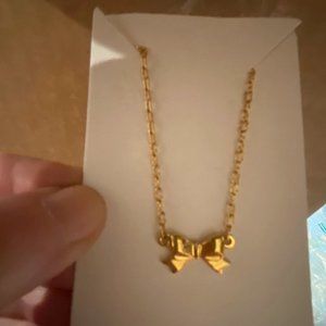 Dainty gold tone bow chain bracelet